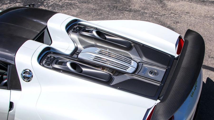 Моторный отсек Porsche 918 Spyder Weissach Package (472) 2015 года  (фото 4 из 20)